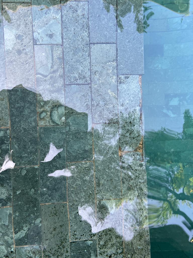 Những thành phần địa lý nào quyết định loại đá nào có thể được sử dụng dưới hồ bơi?