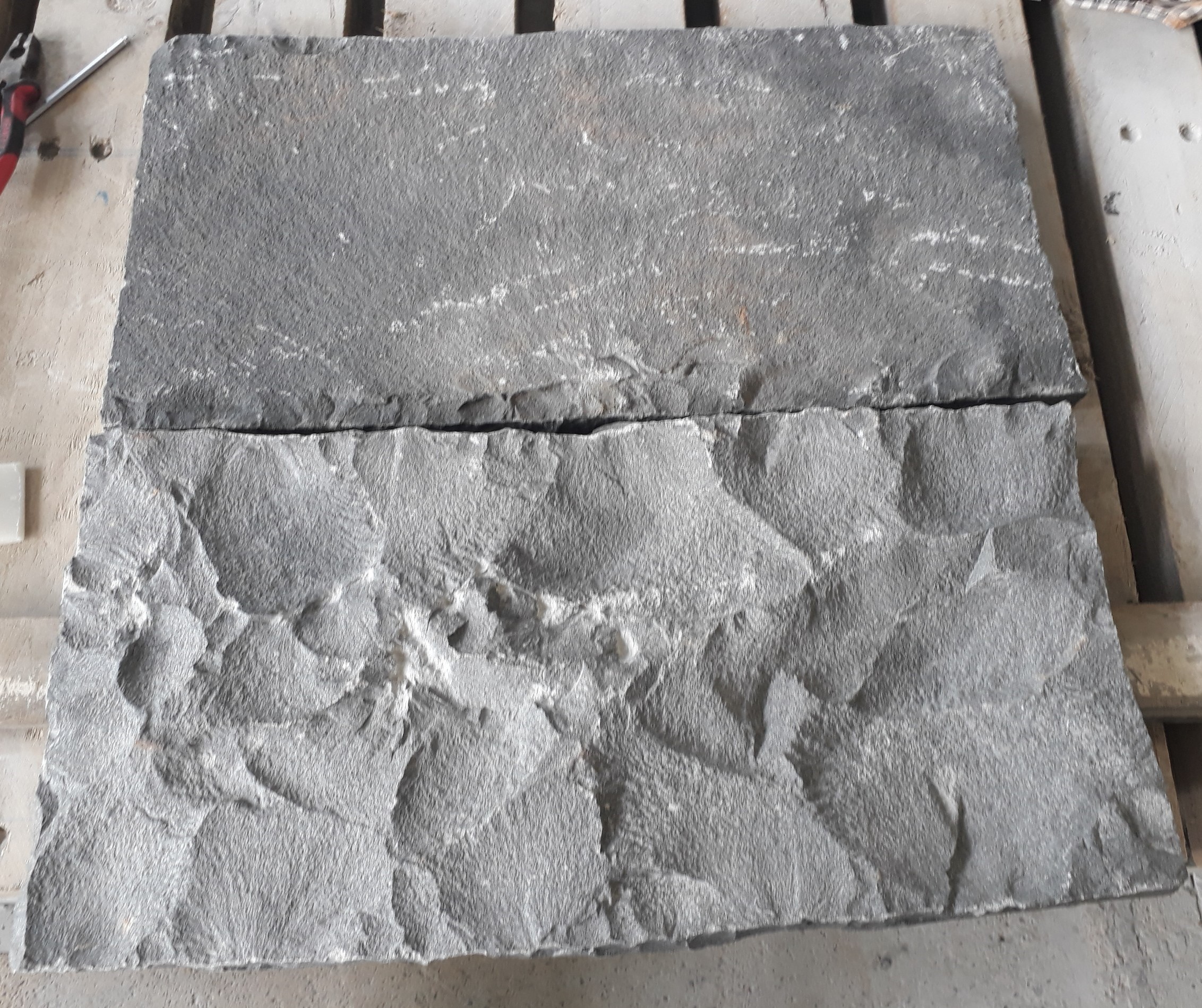 Black Basalt Chẻ Tay